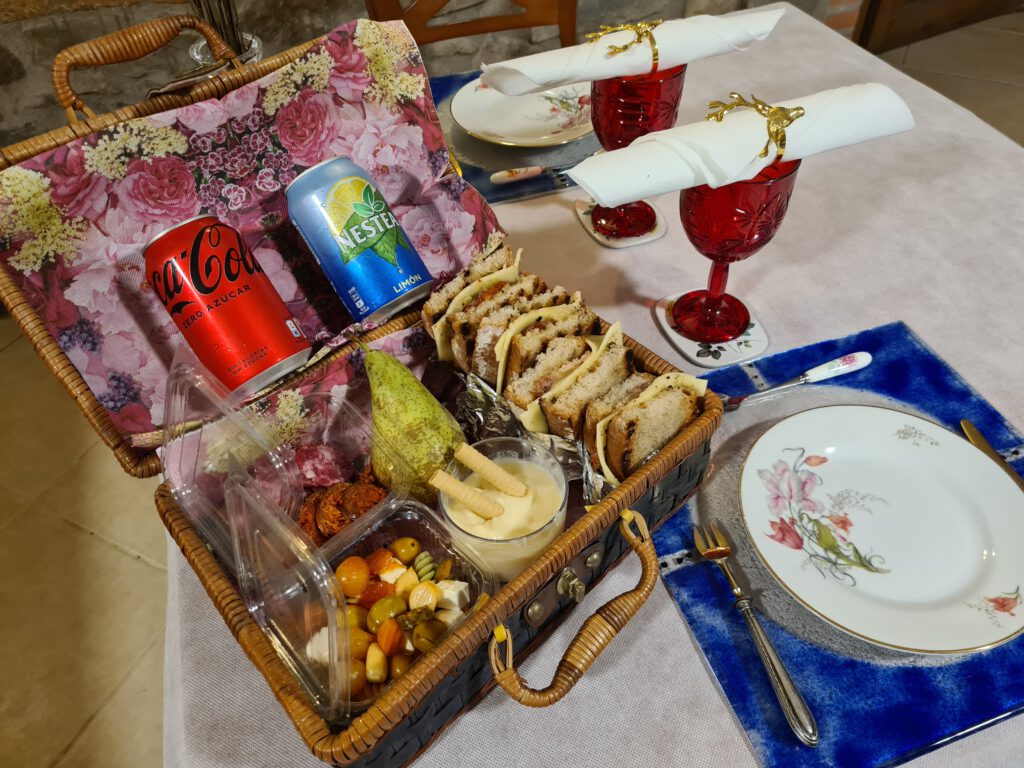 Picnic preparado para llevar durante una ruta junto a El Molino de la Ropería